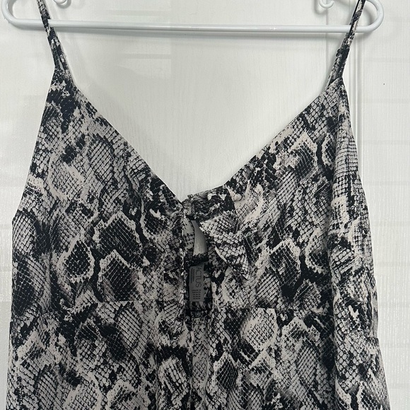 Romper - Picture 1 of 4